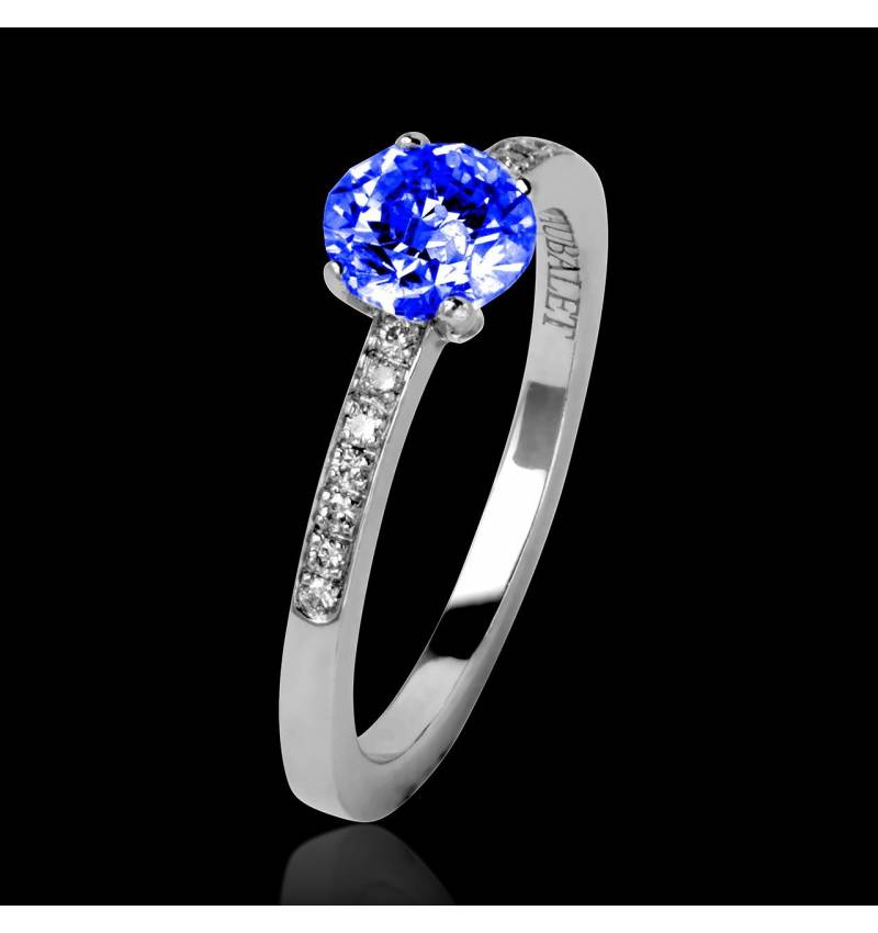 Bague de fiançailles saphir bleu pavage diamant or blanc Judith