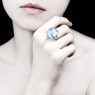 Bague de fiançailles saphir bleu 0,9 carat or blanc Pierre de Lune