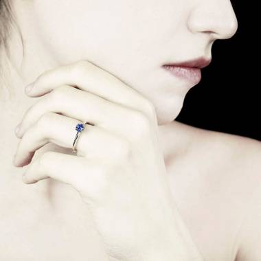 Bague saphir bleu or blanc Anja