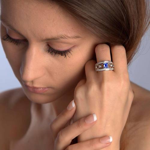 Bague de fiançailles saphir bleu forme émeraude pavage diamant or blanc Régina Suprema 