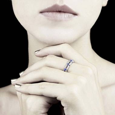 Bague de fiançailles saphir bleu 0,9 carat pavage diamant or blanc Terre