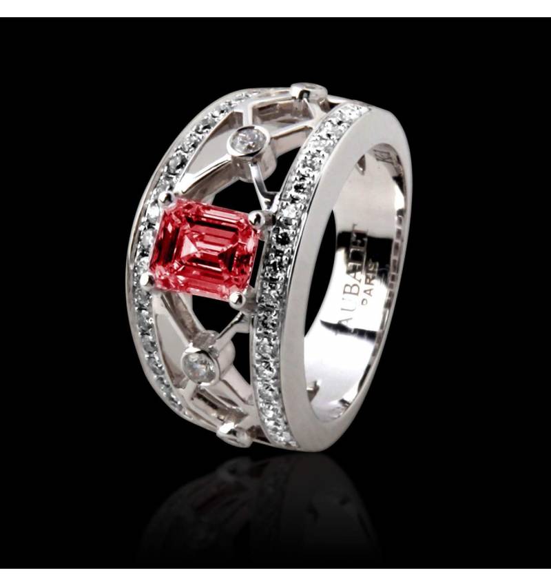 Bague de fiançailles rubis forme émeraude pavage diamant or blanc Régina Suprema 