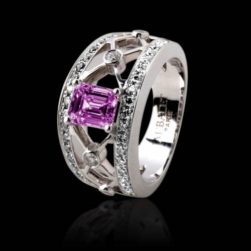 Bague de fiançailles saphir rose forme émeraude pavage diamant or blanc Régina Suprema 