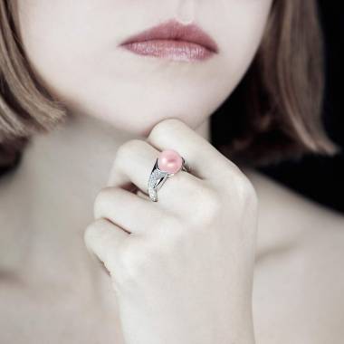 Bague de fiançailles perle rosée pavage diamant or blanc 18 K (16,40 g) Naïade