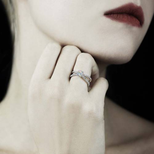 Bague-opale-blanche-or-blanc-amandine