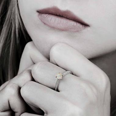 Bague-opale-blanche-or-blanc-elodie